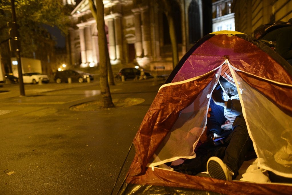 یک خیمه مهاجران در نزدیکی شهرداری پاریس، مارچ ۲۰۲۳. عکس: مهدی شبیل/ مهاجر نیوز