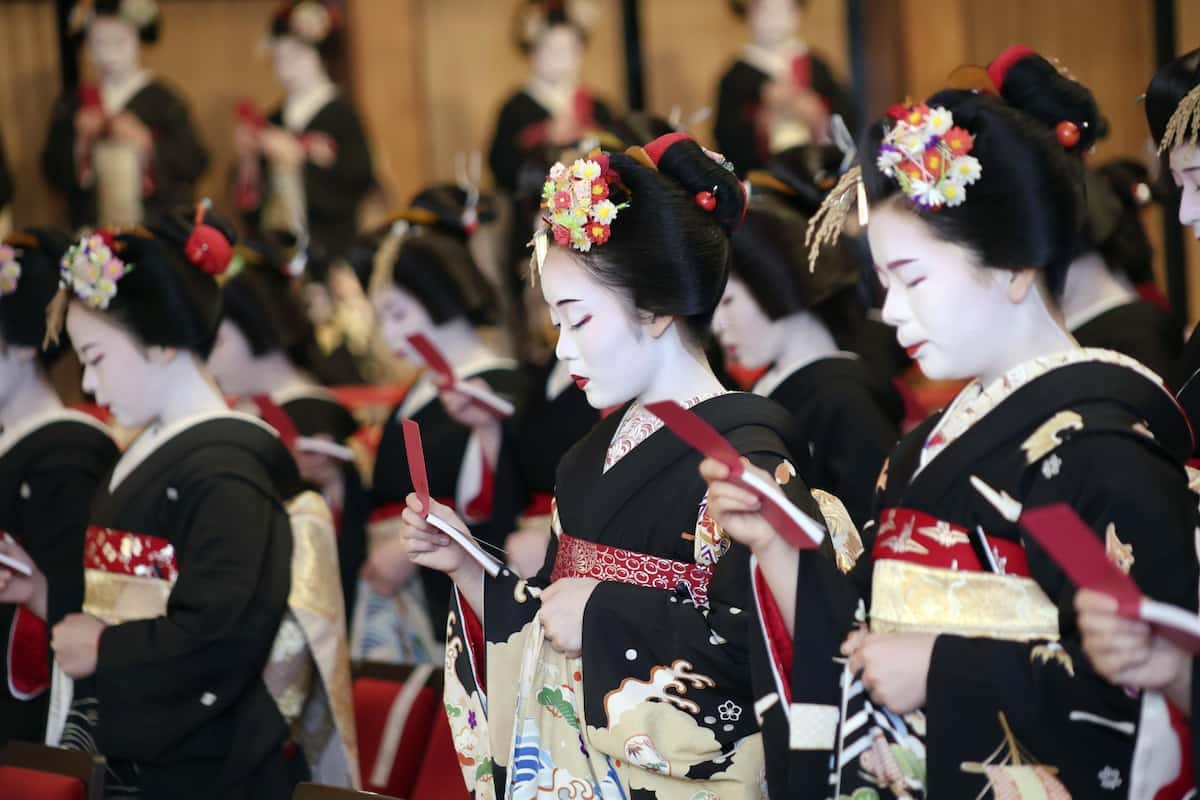 おたのもうします」京都の花街で芸舞妓ら仕事始め 華やかに着飾り新年のあいさつ - 産経ニュース