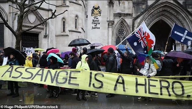 Les soutiens de Julian Assange protestent contre son extradition vers les &#201;tats-Unis devant la Royal Courts of Justice &#224; Londres.