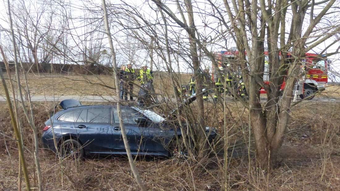 Der Fahrer des BMW kam nach einem medizinischen Notfall von der Straße ab und prallte in der Böschung gegen einen Baum. Trotz vorbildlicher Reanimation durch zwei Ersthelfer, so Polizei und Feuerwehr, starb er später.