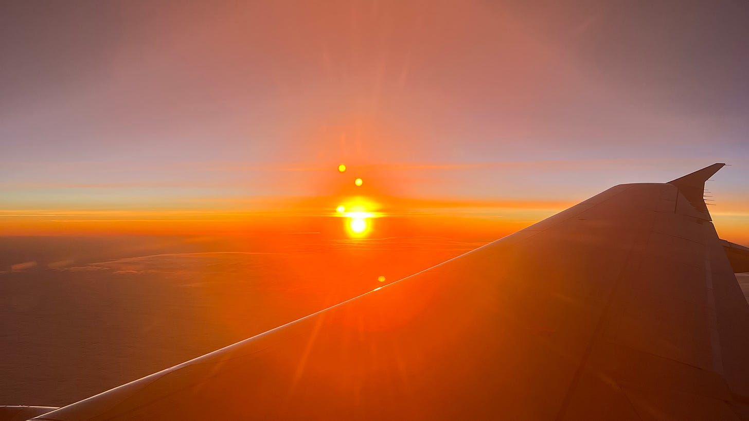 Εκπληκτικό ηλιοβασίλεμα από το παράθυρο ενός A320 στη διαδρομή Αμπερντίν - Λονδίνο Heathrow