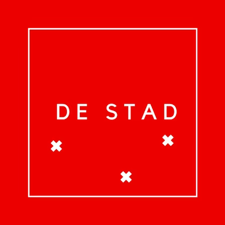 artwork van de stad. Tegen een rode achtergrond zie je de titel De Stad in het wit. Je ziet ook een wit vierkant en daarin verspreid drie witte Amsterdamse andreaskruizen