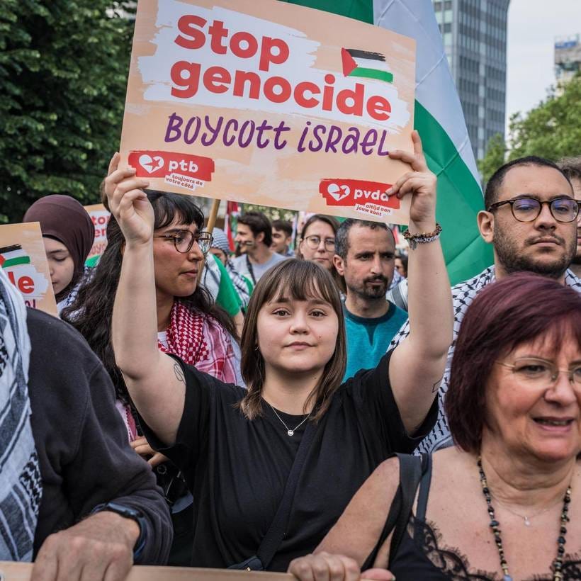 Foto van een demonstrerende jonge vrouw met een bord waarop staat “Stop genocide, boycot Israël”.