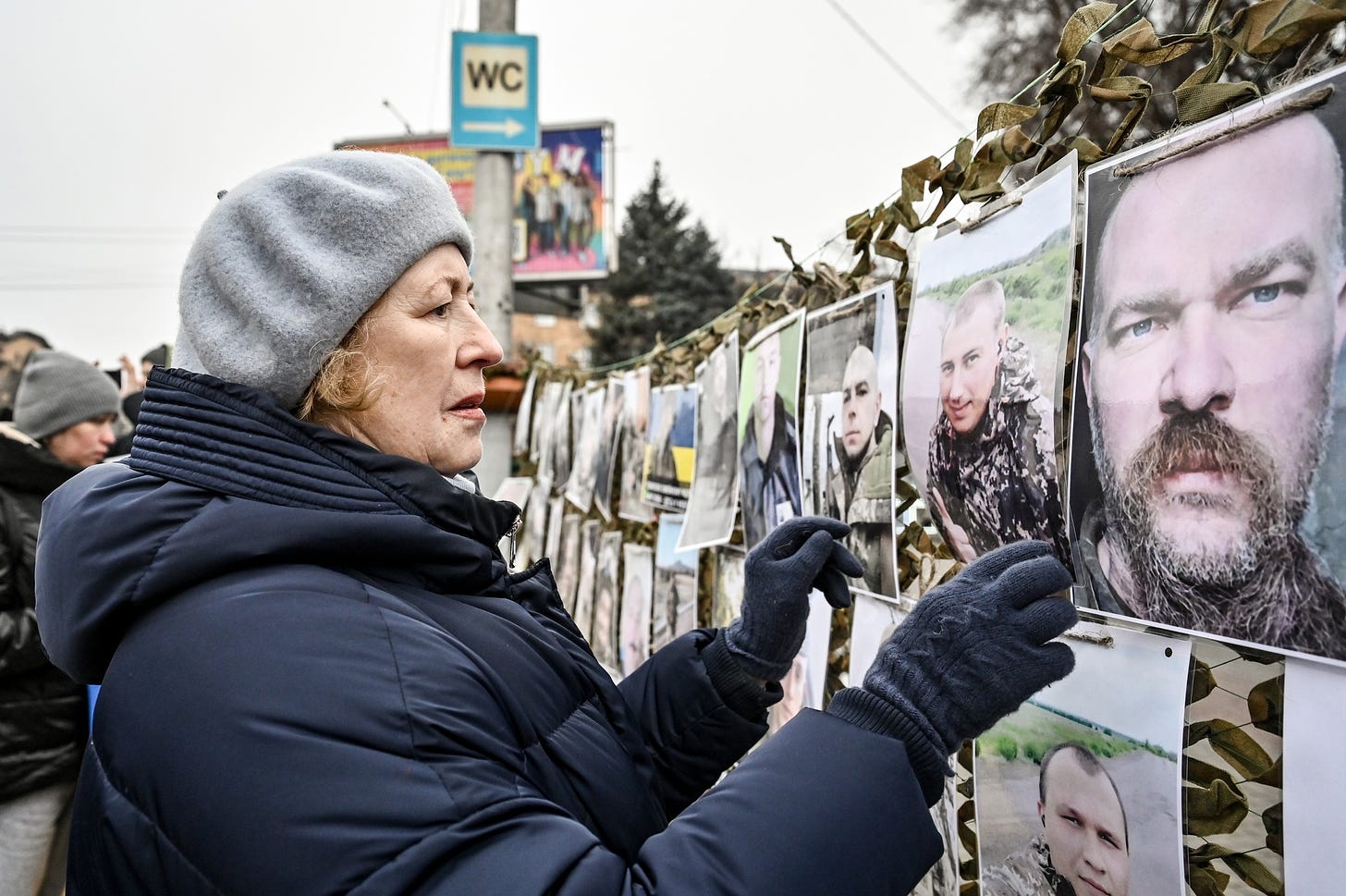 На зображенні може бути: 3 людини та текст