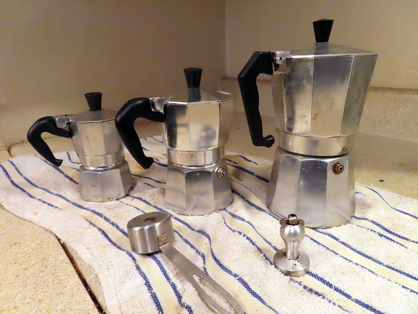 May be an image of coffee maker, tea maker, grinder and coffee cup