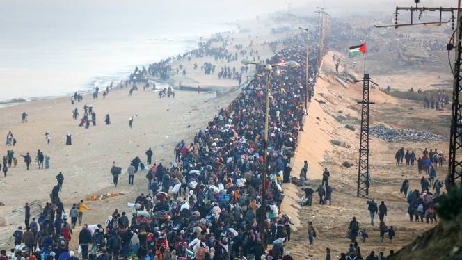 El Ministerio del Interior de Gaza indicó que se desplazaban a lo largo de la costa, desde la parte oeste del puesto de control de Netzarim hacia la Ciudad de Gaza y el norte del enclave. / Photo: AA