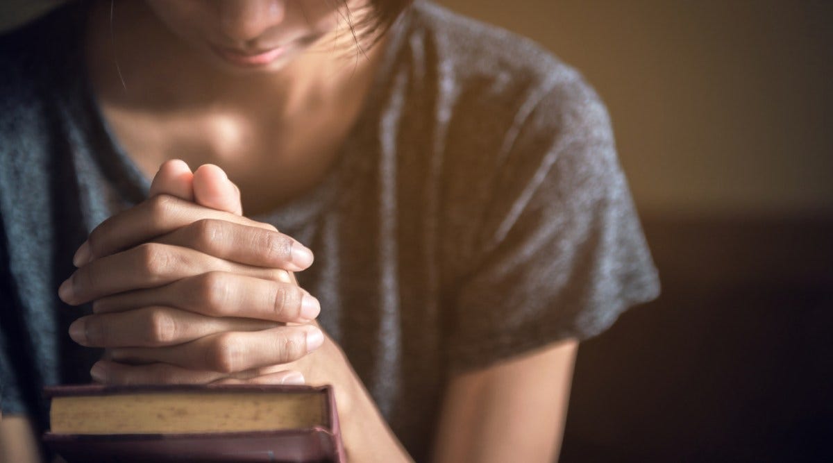 Mississippi Democrats file 'trigger law' to bring prayer back to public schools | Student prays in school