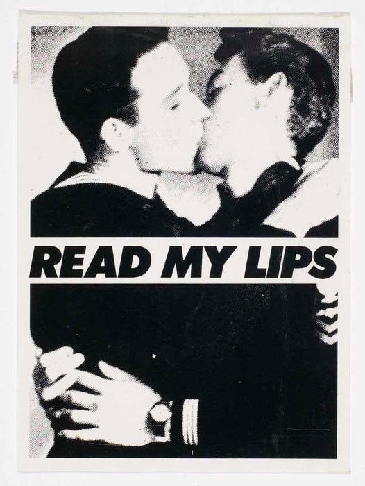 Poster do coletivo Gran Fury em preto e branco mostra dois homens se beijando com os dizeres "read my lips"