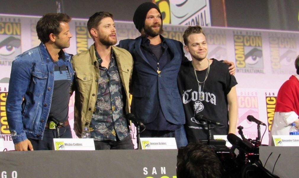 supernatural final comic con panel jensen ackles jared padalecki hugging 2019