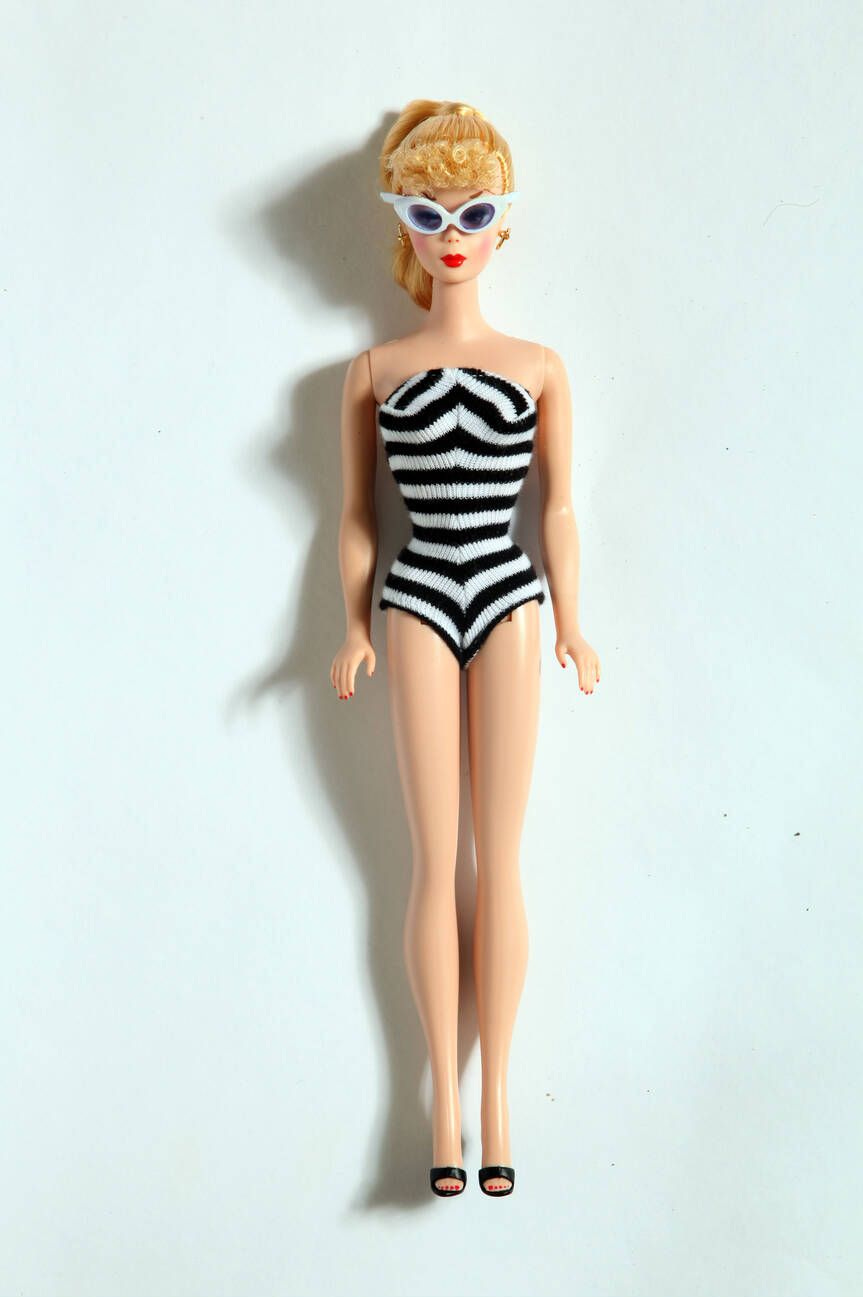 la muñeca barbie original con traje de baño