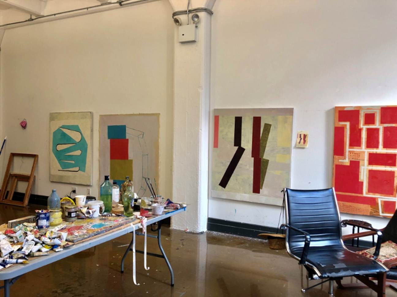 A room with art and painting

AI-generated content may be incorrect.