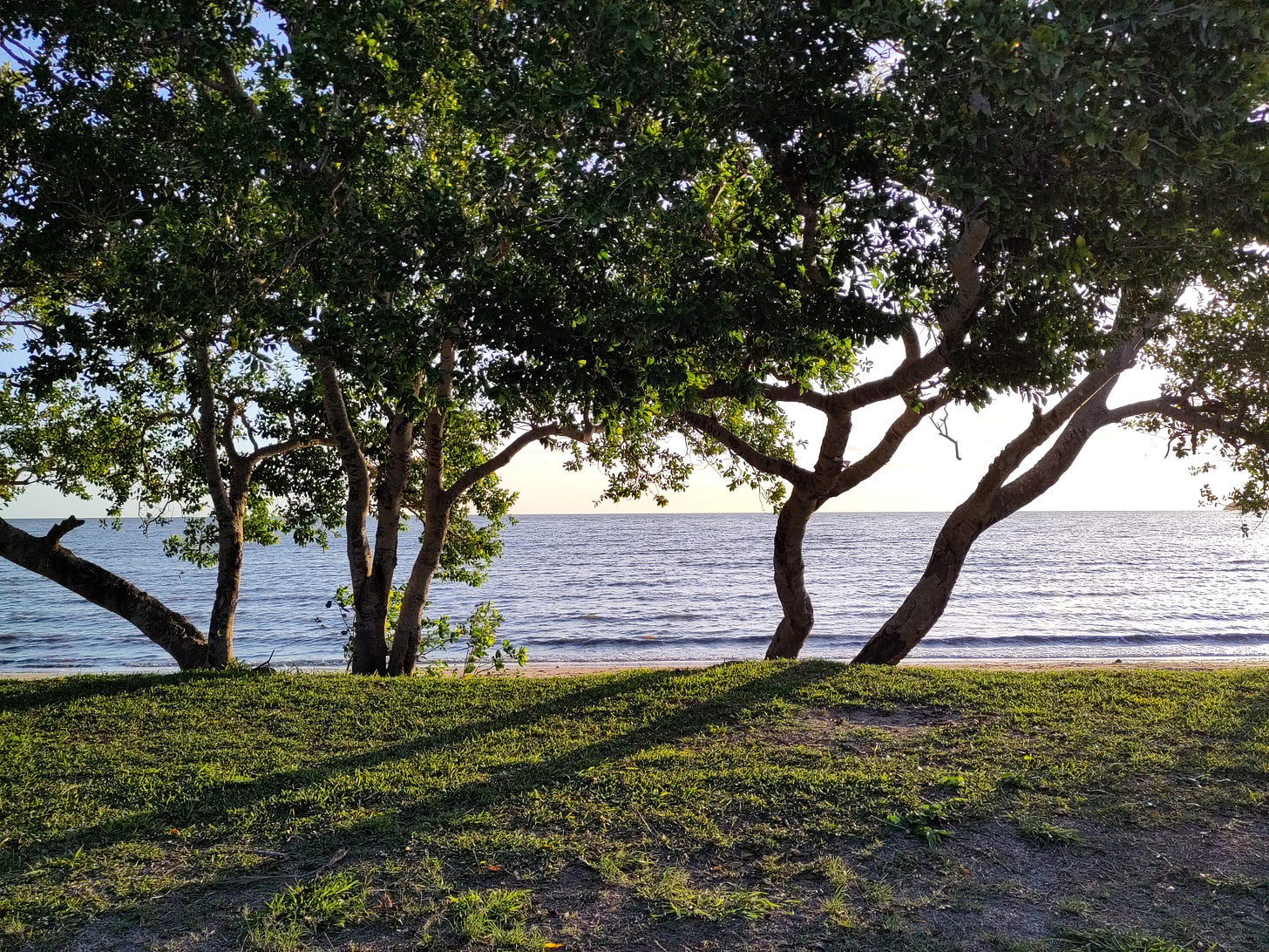 Vue de la plage, à Koné, Province Nord de la Nouvelle-Calédonie, octobre 2023