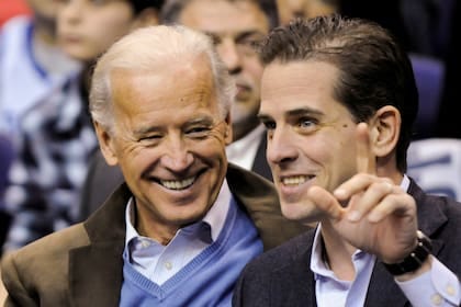 A pesar del costo político, Biden no le suelta la mano a su hijo Hunter -  LA NACION