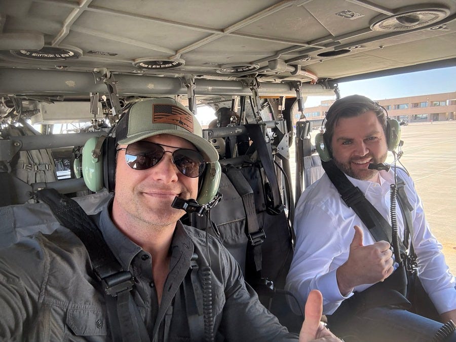 Fotografía publicada en la red social X por el secretario de Defensa estadounidense, Pete Hegseth (i), donde aparece posando en un helicóptero junto al vicepresidente, JD Vance (d), durante un sobrevuelo a la frontera sur en Texas (EE.UU.). EFE/ Pete Hegseth / X