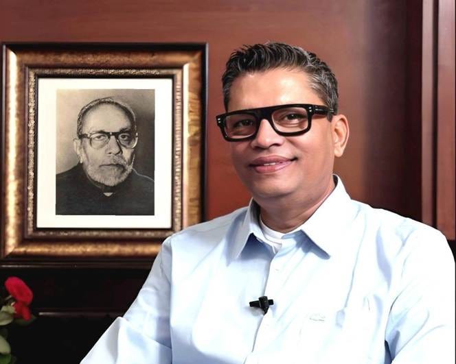 A person in a white shirt and black glasses

AI-generated content may be incorrect.