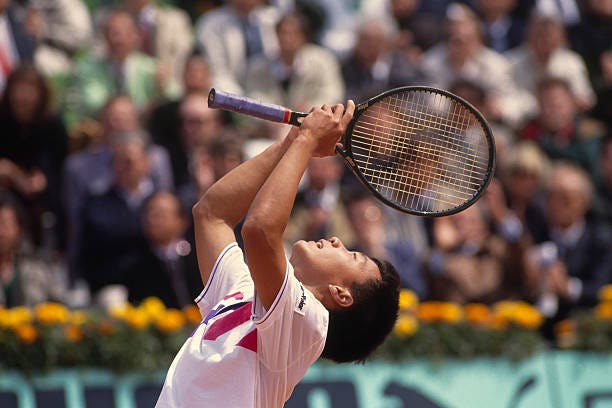 Michael Chang celebrates a winning point during the 1989 Roland Garros French Open.