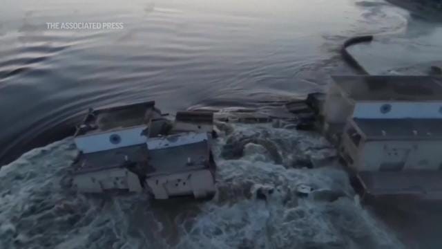 El derrumbe de una gran presa en el sur de Ucrania provoca una emergencia y  Moscú y Kiev se culpan mutuamente