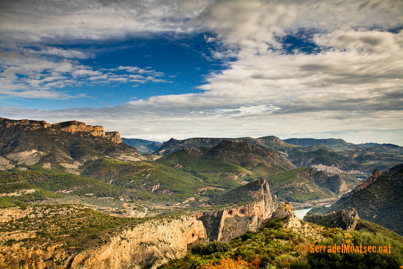 Vista del riu Segre des de Sant Llorenç de Montgai, i al fons la vila de Camarasa. Típic paisatge dels Aspres del Montsec. La Noguera, Lleida, Catalunya.