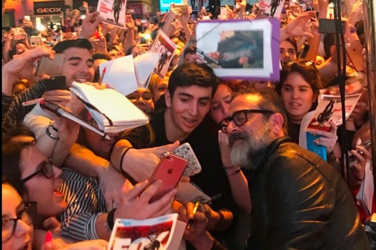 Jeffery Dean Morgan posa con los fans en Madrid | @twd_es