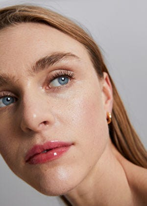 Model with fresh, natural-looking make-up and glossy lips.