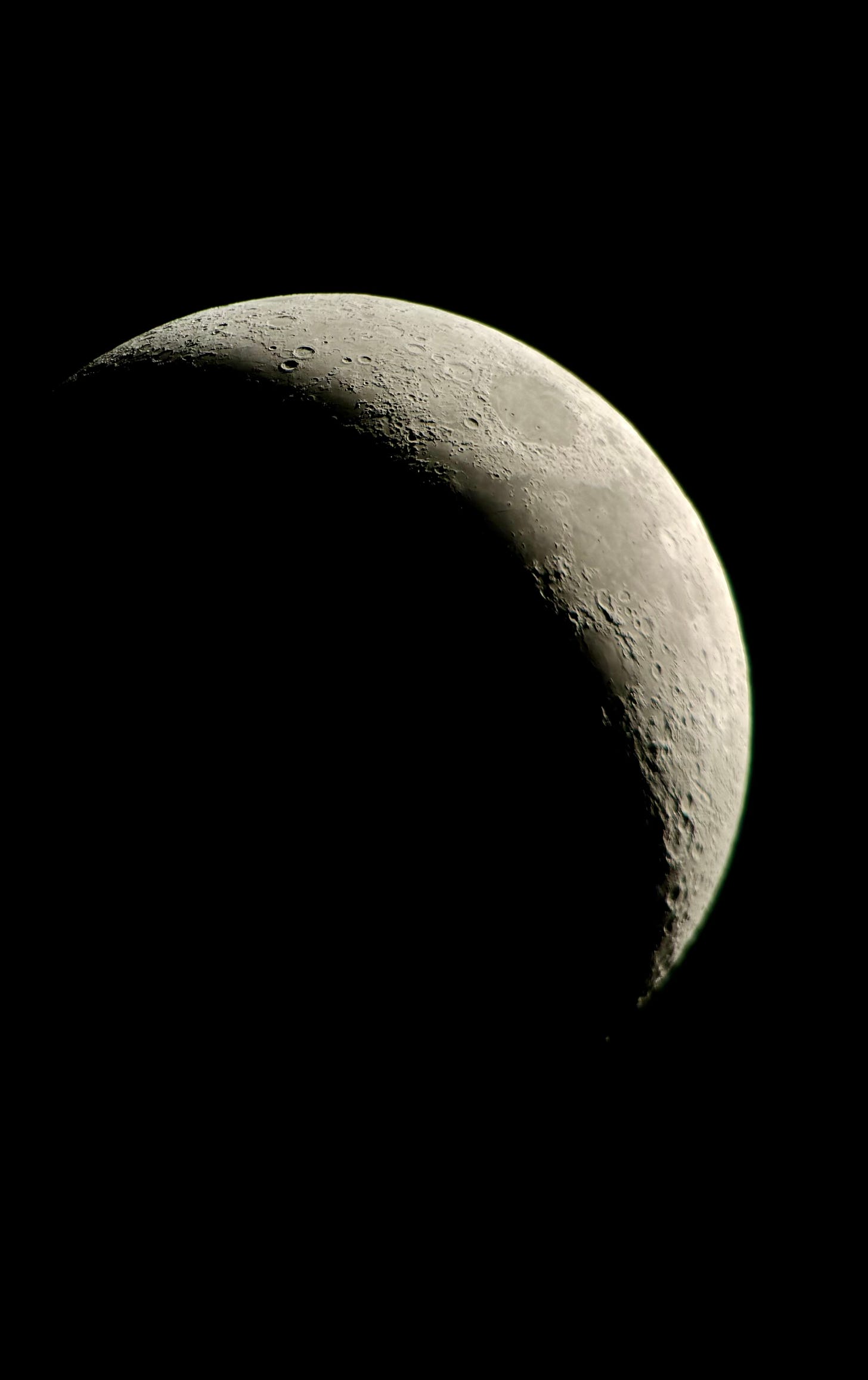 Foto de luna menguante donde se ven claramente los mares y varios cráteres. Foto propia.