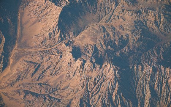 Photo satellite d'un désert avec érosion et montagnes