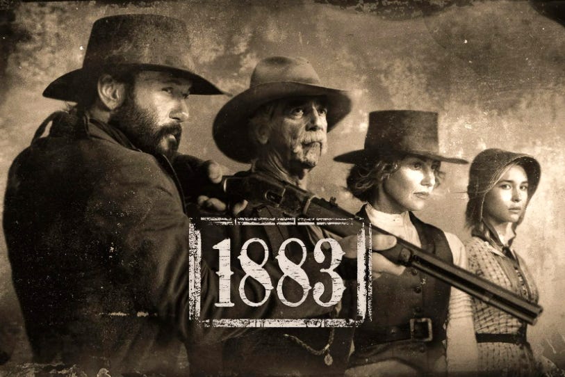 Sepia-colored poster for the Western series “1883”: Four figures from the Wild West stand in profile from left to right – a bearded man (actor: Tim McGraw) with a wide hat aims a rifle, next to him an older cowboy with a distinctive mustache (Sam Elliott) and a hat pulled up high, followed by a determined woman (Faith Hill) with a flat-brimmed hat and a shotgun, and a young woman (Isabel May) in a simple bonnet. The scratched vintage look is reminiscent of a faded daguerreotype; in the center, the series title “1883” is emblazoned in weathered stamp lettering. Sepia-colored poster for the Western series “1883”: Four figures from the Wild West stand in profile from left to right – a bearded man (actor: Tim McGraw) with a wide hat aims a rifle, next to him an older cowboy with a distinctive mustache (Sam Elliott) and a hat pulled up high, followed by a determined woman (Faith Hill) with a flat-brimmed hat and a shotgun, and a young woman (Isabel May) in a simple bonnet. The scratched vintage look is reminiscent of a faded daguerreotype; in the center, the series title “1883” is emblazoned in weathered stamp lettering.