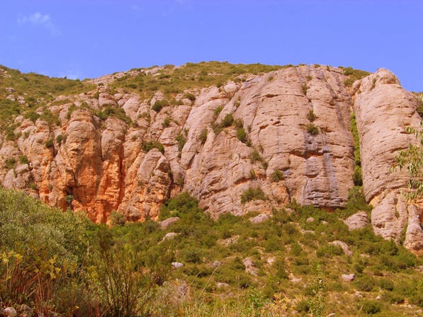 Les Roques Prenyades. Lloc on es troba la Cova del Parco, Alòs de Balaguer. La Noguera, Lleida. Catalunya, Montsec de Rúbies.