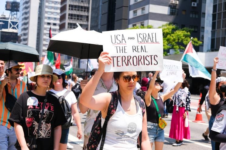 Holding banners with the national colors and shouting slogans, hundreds of people participate in a rally for Palestine on Paulista Avenue in Sao Paulo this Sunday, December 3, 2023