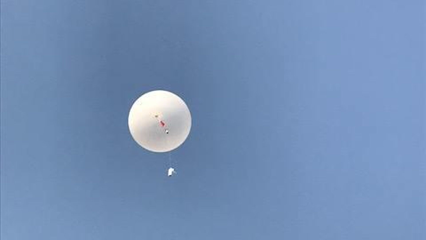 A US weather balloon launched to gather weather data close to the Meyers Fire area in Montana in September 2017 - Sputnik International, 1920, 15.12.2024