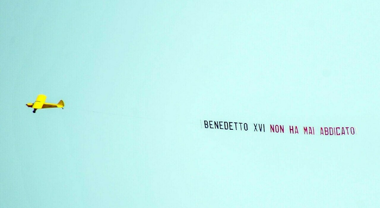 Ostia, aereo con la frase singolare sullo striscione: «Benedetto XVI non ha  mai abdicato»
