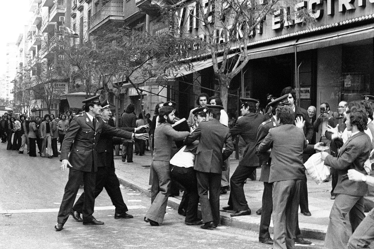 1973: Τα διεθνή πρακτορεία στέλνουν φωτογραφίες από το Πολυτεχνείο - Ο  Αριστοτέλης Σαρρηκώστας αφηγείται (Photos + Video)