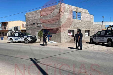 Elementos de seguridad en la colonia Reforma de Nuevo Casas Grandes tras el hallazgo de un hombre sin vida en la banqueta; se presume infarto.