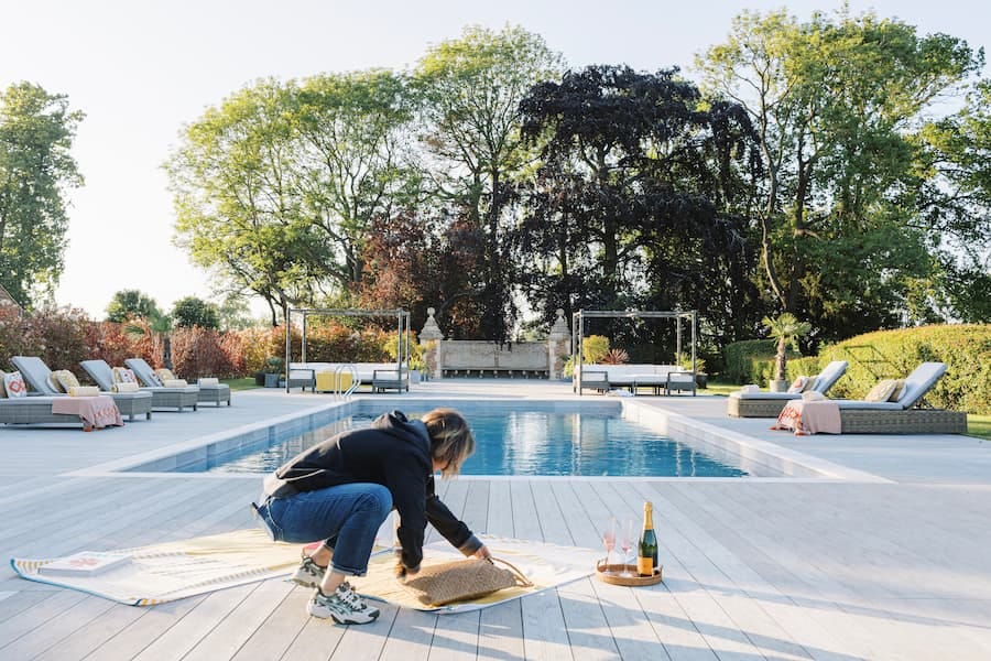 photo styling poolside