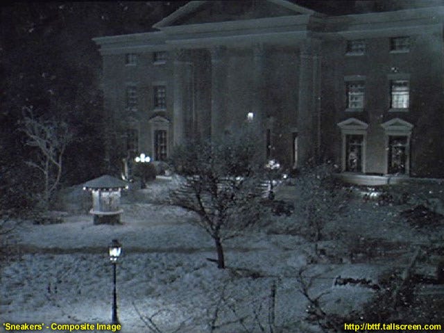 Rok 1992 i film "Włamywacze". Zdjęcie złączone z kilku w celu pokazania całego budynku, który tym razem został przemianowany na college