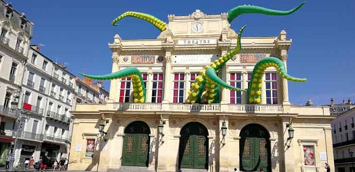 Photo of the theatre in Béziers with kraken tentacles.