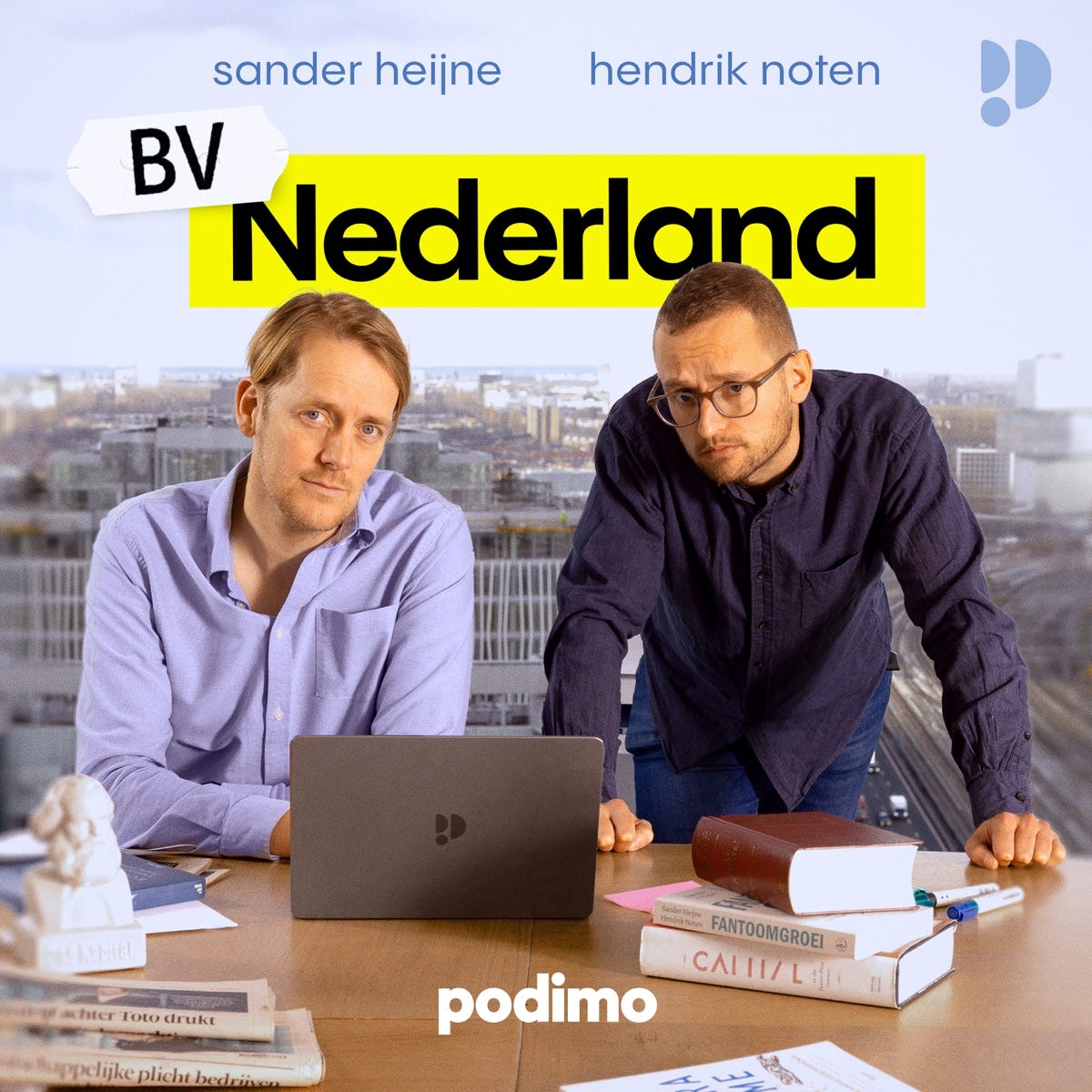 Artwork van de BV Nederland  Je ziet een foto van presentatoren Sander Heijne (links, witte man van rond de 40 met kort blond haar en een lila overhemd aan) en Hendrik Noten (rechts, witte man met kort donker haar en een bril en blauwe trui). Ze zitten achter een tafel met daarop een laptop, een spaarpot van Marx, een aantal boeken waaronder het door hen geschreven boek Fantoomgroei. Achter hen uitzicht over de zuidas in Amsterdam. Boven hen de titel en hun namen, onderaan het logo van Podimo