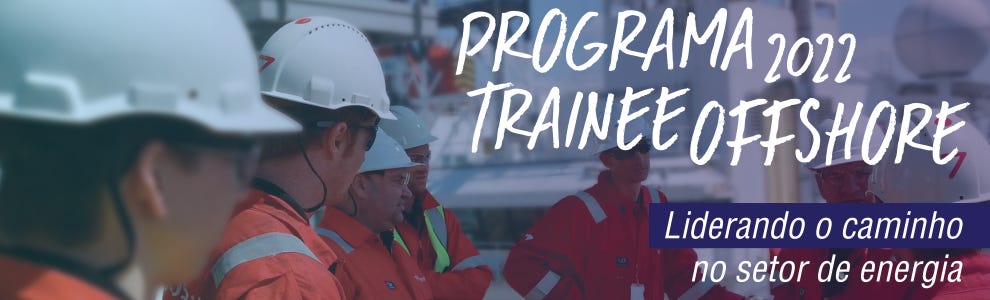 Programa 2022 Trainee Offshore. Liderando o caminho no setor de energia. Profissionais com capacete branco e macacão laranja.