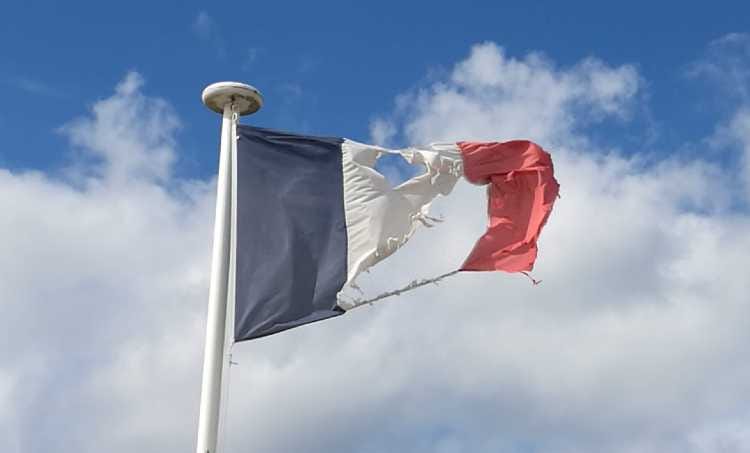 Drapeau français endommagé