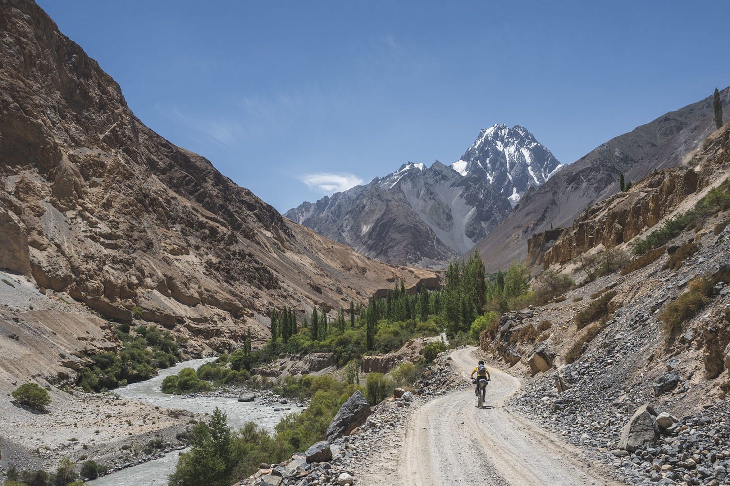 Chemin dans une vallée pakistanaise