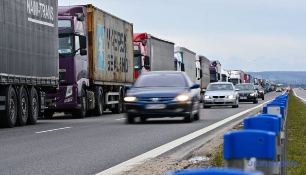 На кордоні з Польщею зранку в чергах стоять 2300 вантажівок