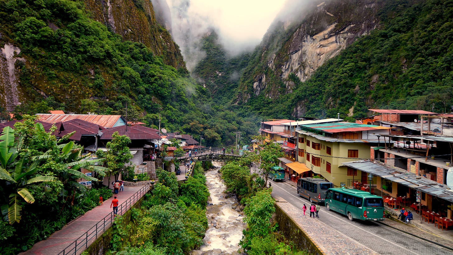 Águas Calientes: cidade próxima de Machu Picchu | Machu Picchu Brasil