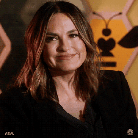 Olivia Benson di "Law & Order: SVU" accenna un sorriso riconoscente, ringraziando con le mani giunte.