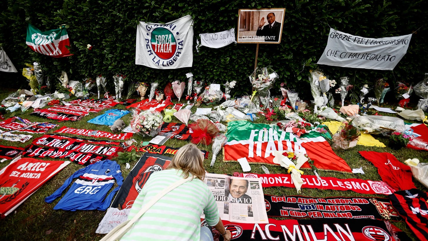 flores y recuerdos de fútbol cerca de Villa San Martino, la residencia del ex primer ministro italiano Silvio Berlusconi