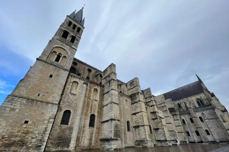 In the abbey church of Saint-Remi (Reims), they used a robust design for the flying buttresses. Photo: LUX