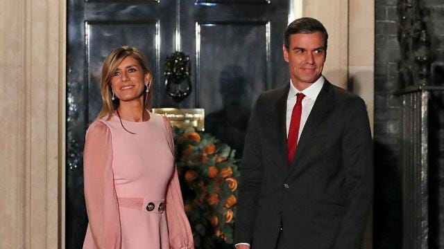 Journalists sign manifesto in defense of Spanish PM and wife, criticize  right-wing media, parties