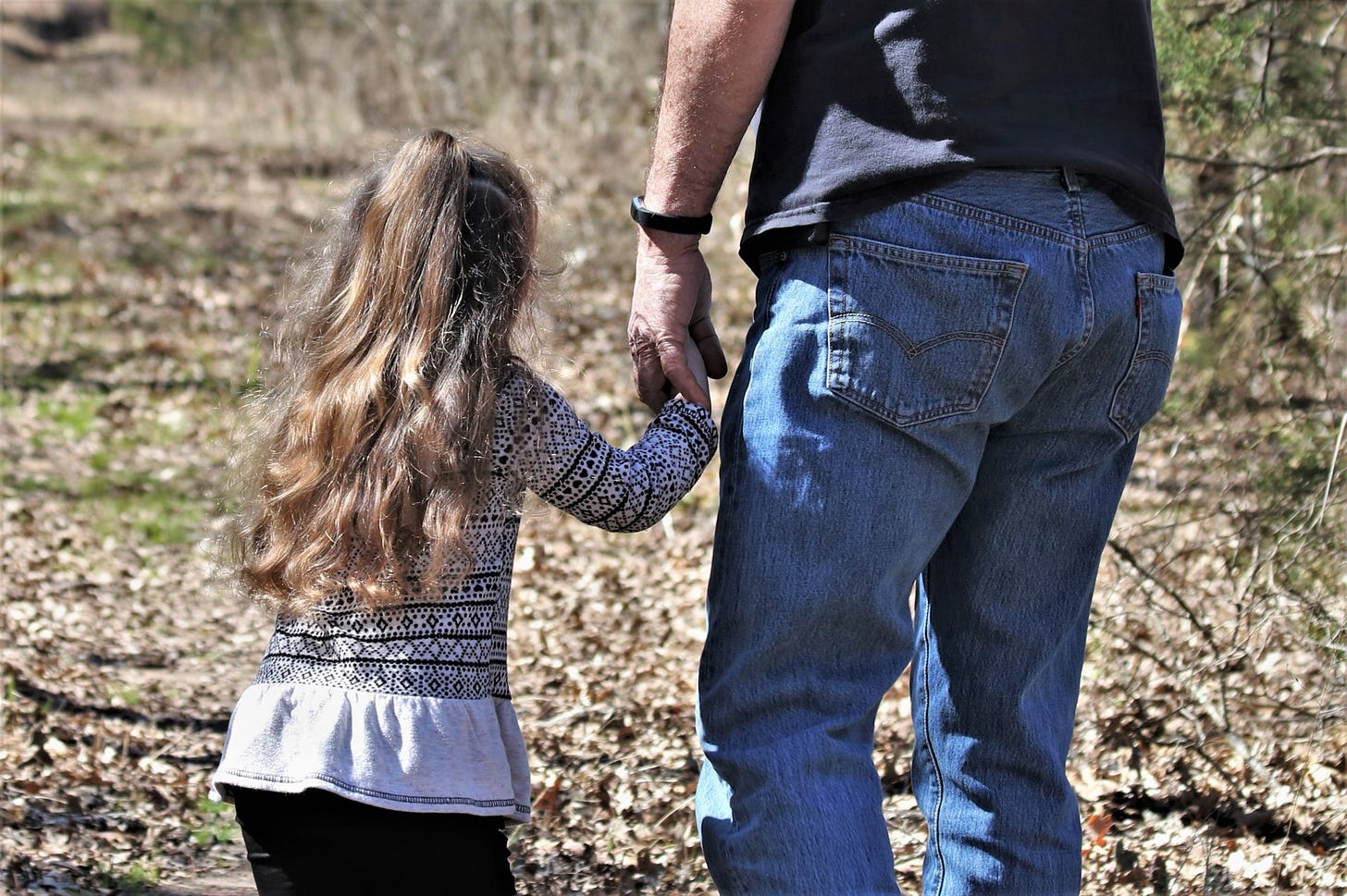 Padre e hija cogidos de la mano