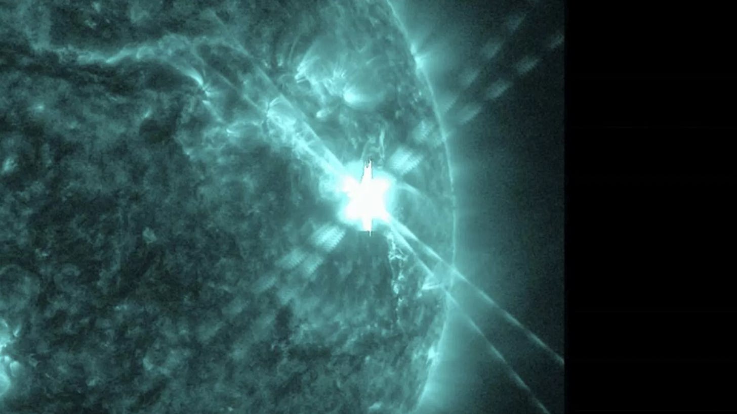 This photo provided by NASA’s Solar Dynamics Observatory captured this image of a solar flare, as seen in the bright flash in the upper right, on Thursday, Dec. 14, 2023.  - Sputnik International, 1920, 15.12.2023