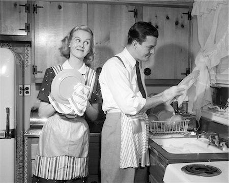 1950s SMILING HAPPY COUPLE MAN AND WOMAN HUSBAND AND WIFE WASHING DRYING DISHES TOGETHER IN KITCHEN Stock Photo - Rights-Managed, Code: 846-02793200