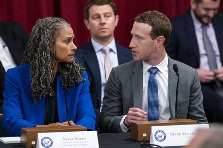 A person and person talking at a table

Description automatically generated